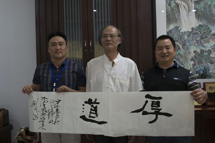 張劍岑先生(中)與91视频网址入口陶瓷磚91视频软件免费下载營銷總經理羅勝(左)、91视频网址入口陶瓷磚91视频软件免费下载營銷總監劉鴻瑞(右)合影留念