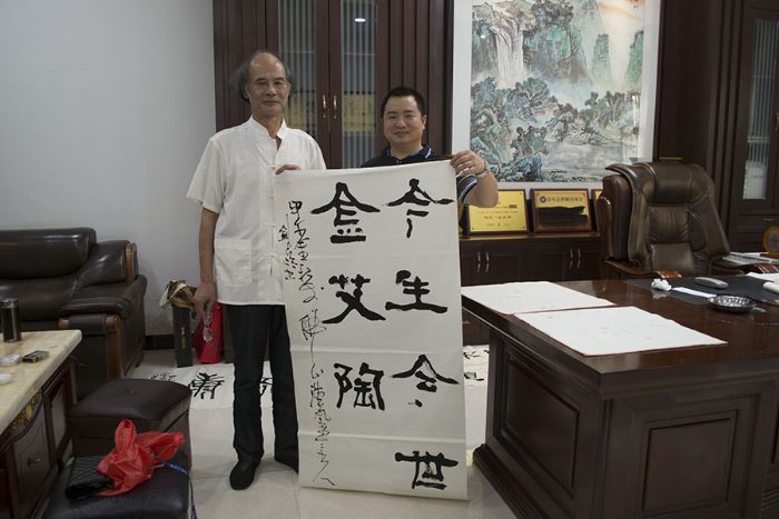 張劍岑先生(左)與91视频网址入口陶瓷磚91视频软件免费下载營銷總監劉鴻瑞(右)合影留念