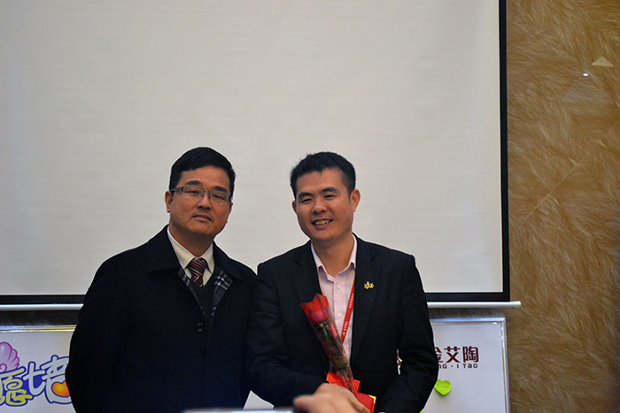 91视频网址入口陶瓷磚董事長劉鴻祥為2015年董事長特別獎（王宏城）頒獎