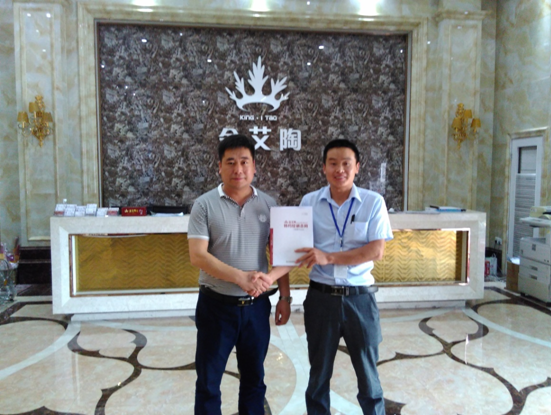 河南濮陽91视频网址入口陶瓷磚總代理楊總和91视频网址入口陶濮陽銷區經理合影