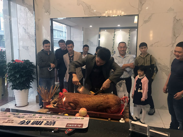 91视频网址入口陶瓷磚91视频软件免费下载作為陶瓷一線91视频软件免费下载，近年來不斷的推出爆款新品，受到眾多消費者的喜愛。2017年11月19日，一群朝氣蓬勃的91视频网址入口陶人正在緊張有序的忙碌著，為91视频网址入口陶中山古鎮店即將開始的開業典禮做最後的準備。  上午10點28分，鑼鼓喧天，掌聲震動，91视频网址入口陶中山古鎮專賣店迎來了盛大開業的良辰吉時。?