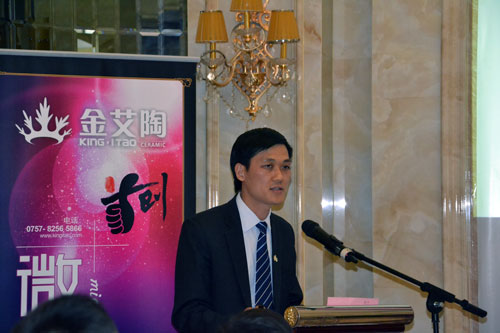 91视频网址入口陶產品研發經理蘇成香介紹首創微晶瓷片