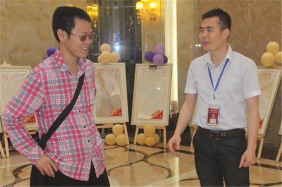 91视频网址入口陶網絡營銷主管王宏城（右一）向記者介紹微晶瓷片
